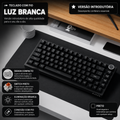 Teclado mecânico com fio AJAZZ AK820 com botões de volume rotativos e teclas hot-swappable para uso em escritório e casa.