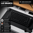 Teclado mecânico com fio AJAZZ AK820 com botões de volume rotativos e teclas hot-swappable para uso em escritório e casa.